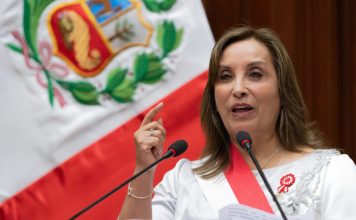 Presidenta de Perú negó que abandonara su cargo por cirugía de nariz