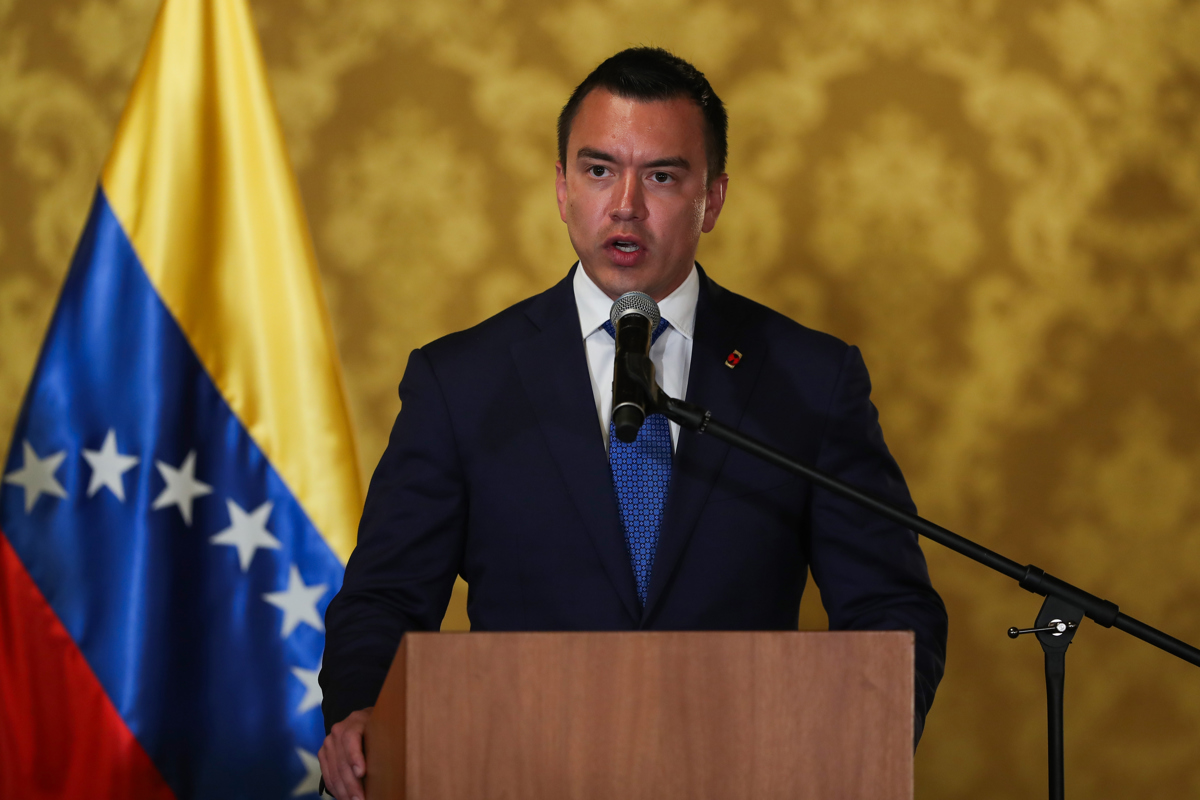 Presidente de Ecuador condecora a Edmundo González Urrutia en Quito