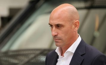 Rubiales enfrenta juicio por el beso que desató el escándalo en España