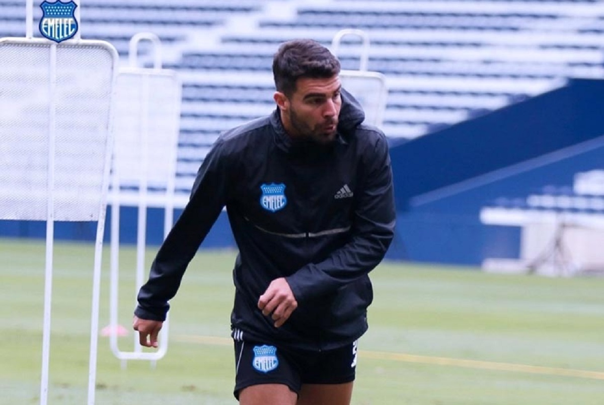 El futbolista señaló que no se puede quedar en un equipo solo por amor porque tiene dos hijos que dependen de él Foto Archivo