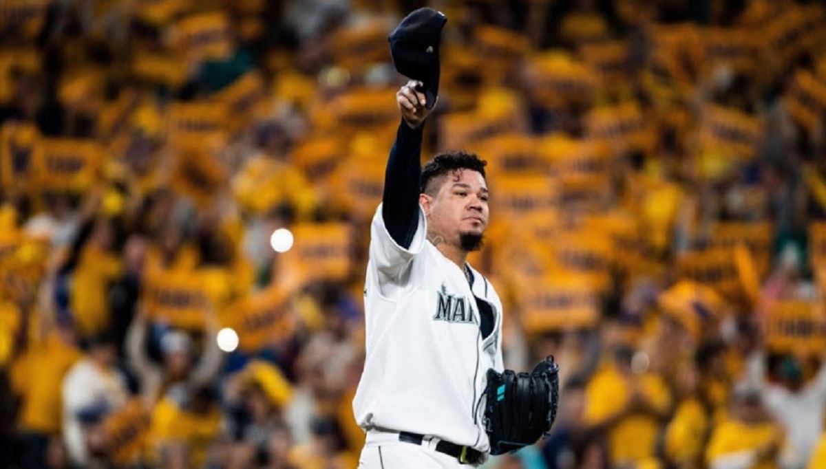 Félix Hernández saluda a la multitud tras completar su juego perfecto ante Tampa Bay el 15 de agosto de 2012 en el Safeco Field de Seattle Foto MLB