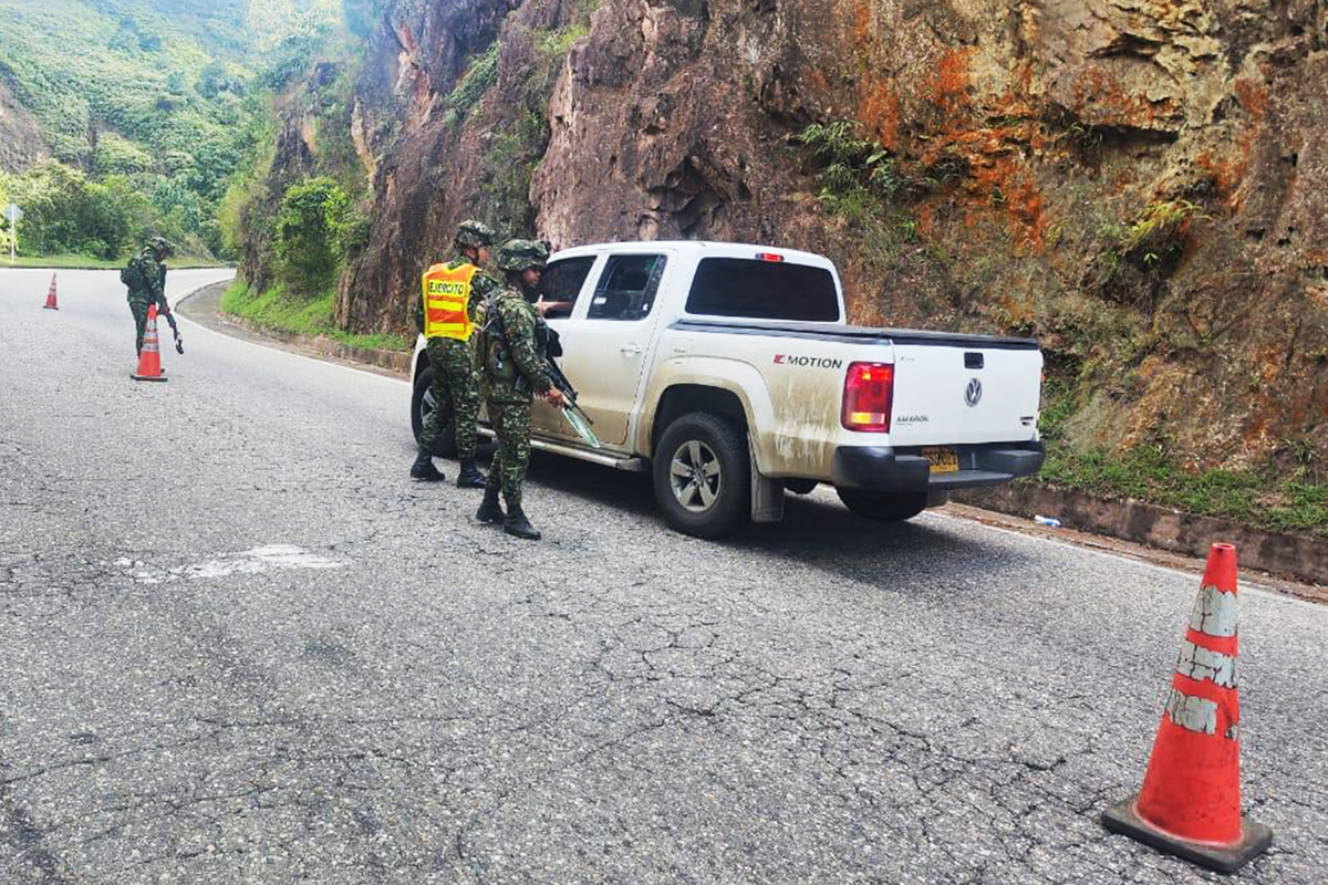 Fotografía cedida por el Ejército Nacional de Colombia que muestra a soldados del Ejército realizando un control este sábado en la vía que une a Cúcuta con Ocaña (Colombia)