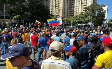 Venezolanos se concentran en varias ciudades para apoyar a Edmundo González: reportan fuerte militarización y presencia de colectivos