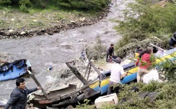 Un autobús cayó al río en Perú y dejó 6 muertos y 17 desaparecidos