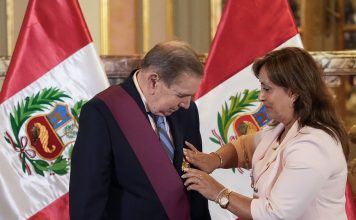 Presidenta de Perú condecoró a Edmundo González con la Orden del Sol