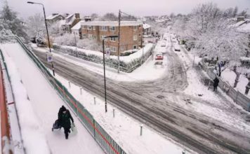 Una fuerte nevada provoca cierres en los aeropuertos británicos y caos en el transporte