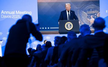 Trump advierte a empresarios en el Foro de Davos: «Vengan a fabricar sus productos a EE UU o tendrán que pagar aranceles»