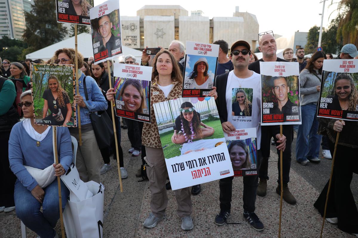 Un grupo de personas mira una transmisión en vivo en una pantalla gigante que informa sobre la liberación de tres rehenes israelíes, Romi Gonen, Emily Damari y Doron Steinbrecher. Foto EFE.