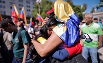 Cientos de venezolanos se reúnen en la Plaza de Mayo para apoyar a González Urrutia