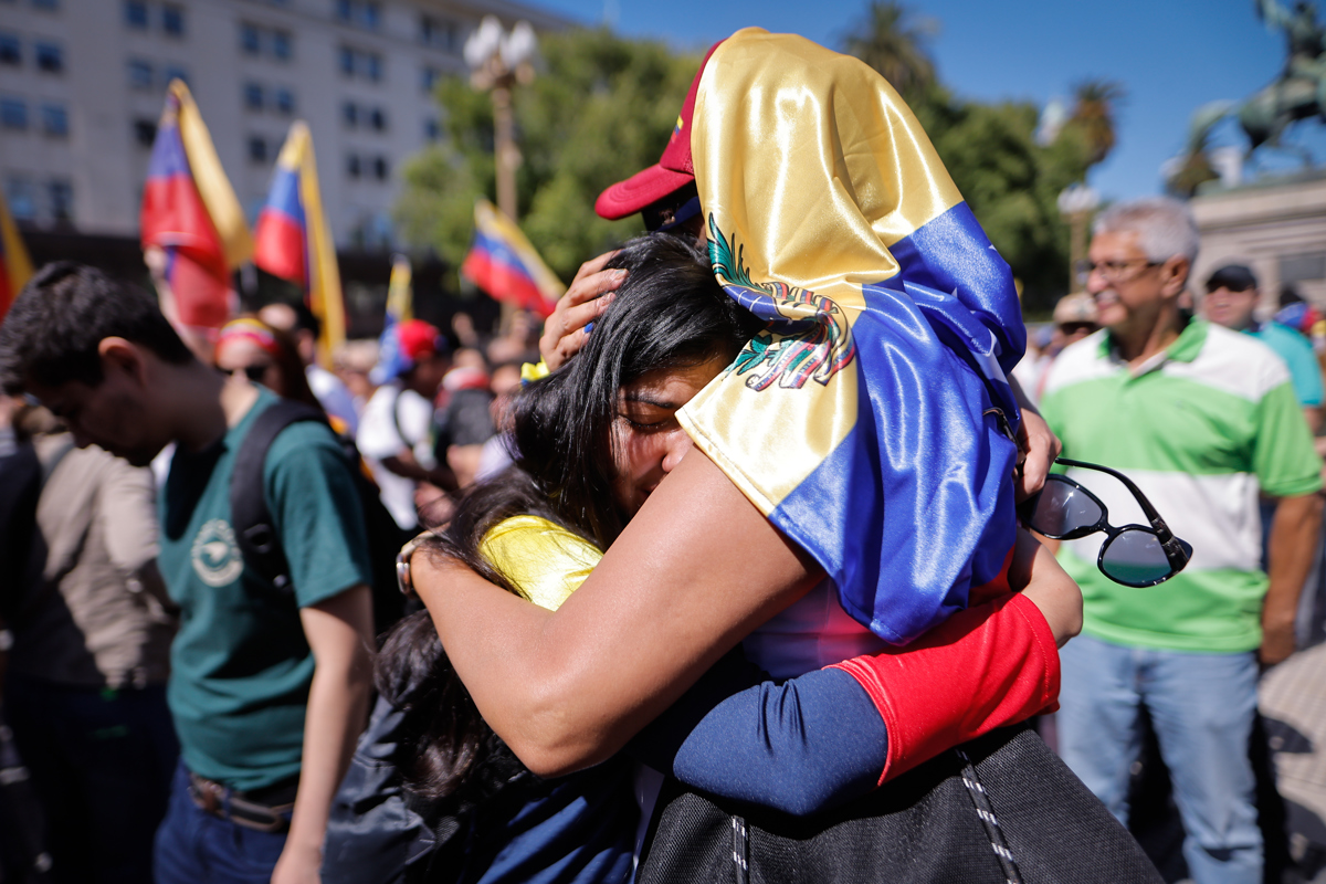 Cientos de venezolanos se reúnen en la Plaza de Mayo para apoyar a González Urrutia