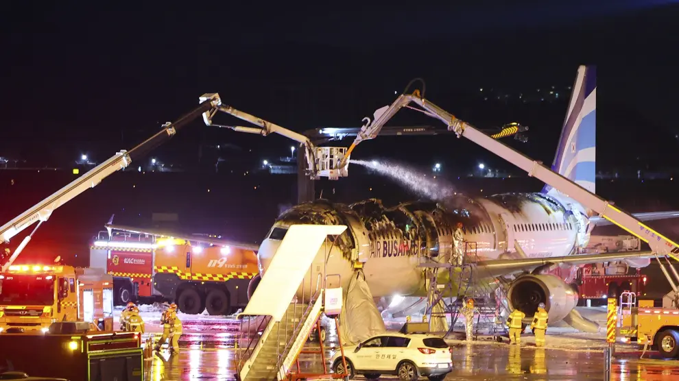 Cuatro heridos tras incendiarse un avión en el aeropuerto de Busan en Corea del Sur