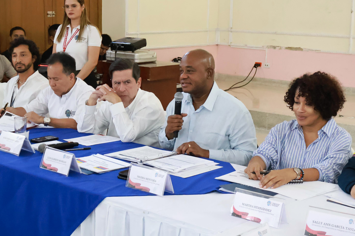 Fotografía del viernes 10 de enero que muestra al canciller Luis Gilberto Murillo (2-d) y al ministro de Interior, Juan Fernando Cristo (c), durante una reunión en Cúcuta. Foto: EFE.