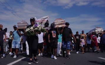 Comunidad entierra a los cuatro niños asesinados en Guayaquil al grito de «Queremos justicia»