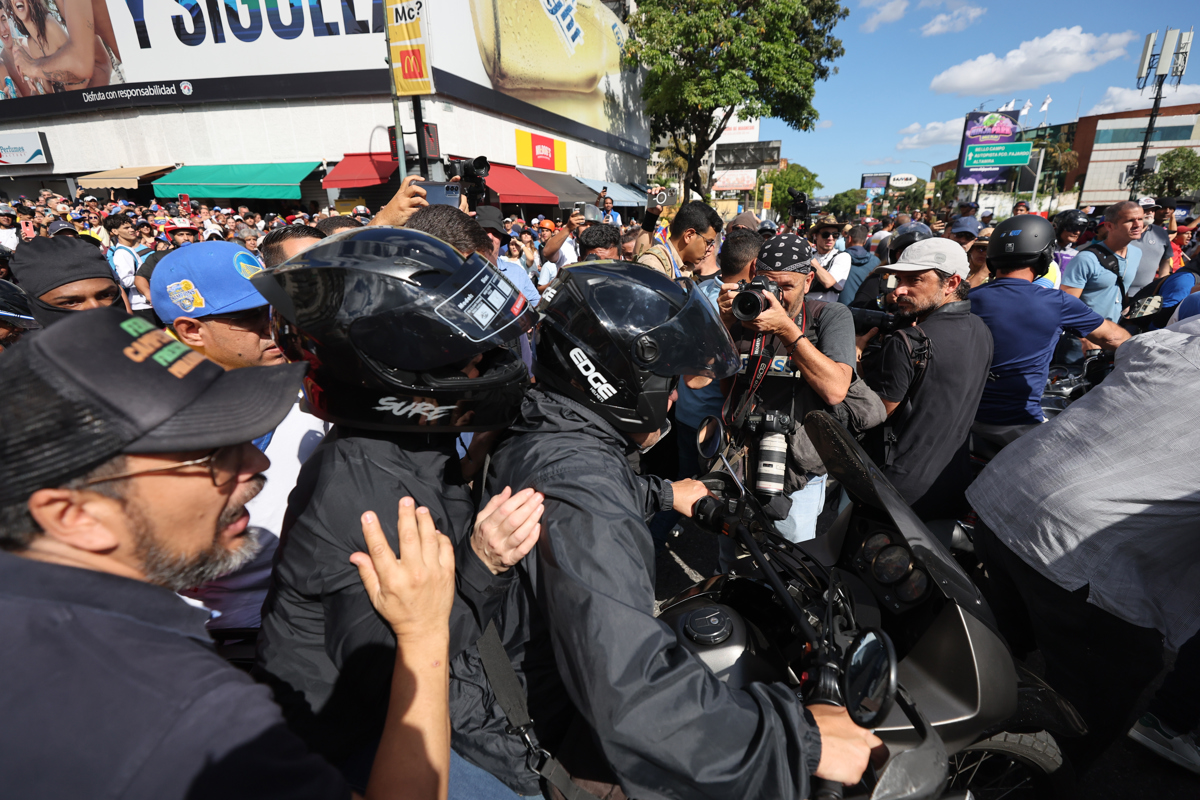 Machado fue interceptada al término de la manifestación en Caracas, denuncia su partido