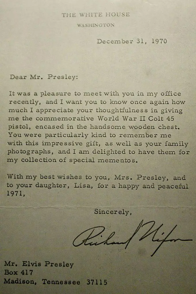 La carta de Nixon agradece a Presley por el regalo y le desea lo mejor a él y a su familia para el año entrante.