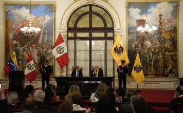 Congreso de Perú condecoró a Edmundo González por su lucha democrática