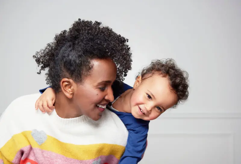 "Como padres tenemos que darnos cuenta de que lo más importante que podemos hacer por la autoestima de nuestros hijos", dice Cencerrado. Getty Images 