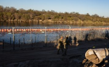 Cercas de alambres de púas, cámaras y sensores: así se vive en Eagle Pass, la frontera militarizada de Texas