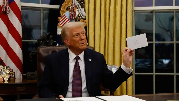 Donald Trump sostiene la carta