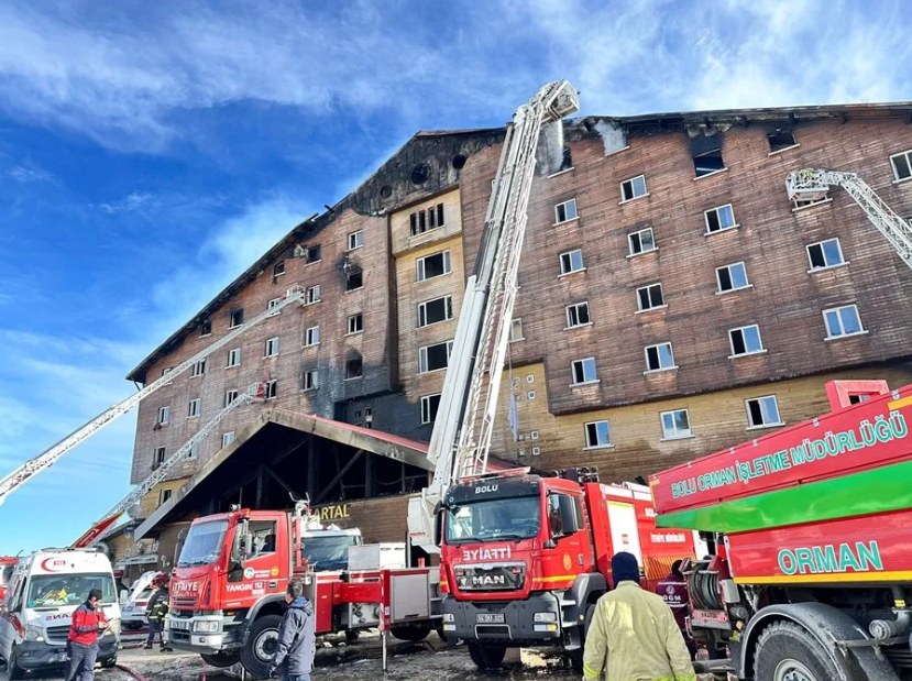 Aumentan a 79 los muertos en el incendio del hotel de esquí en Turquía