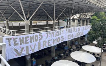 Estudiantes cuelgan pancarta en la UCAB: «Tenemos 7.443.584 pruebas de la verdad»