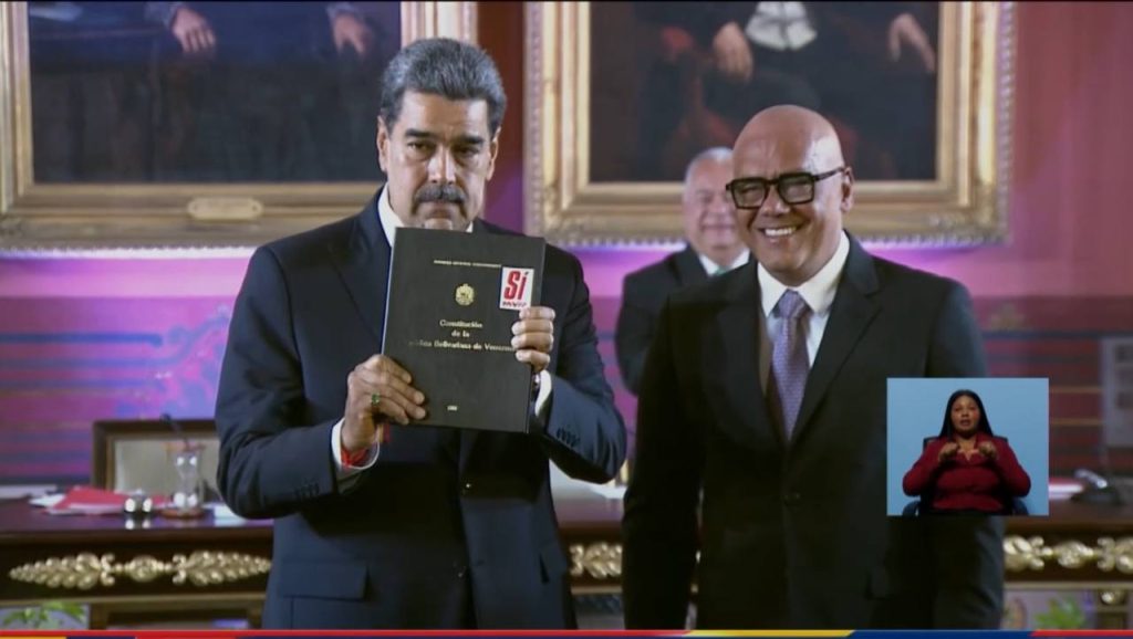 En la investidura de Maduro se encontraban presentes representantes del gobierno oficialista, así como delegaciones diplomáticas de diversas naciones. 