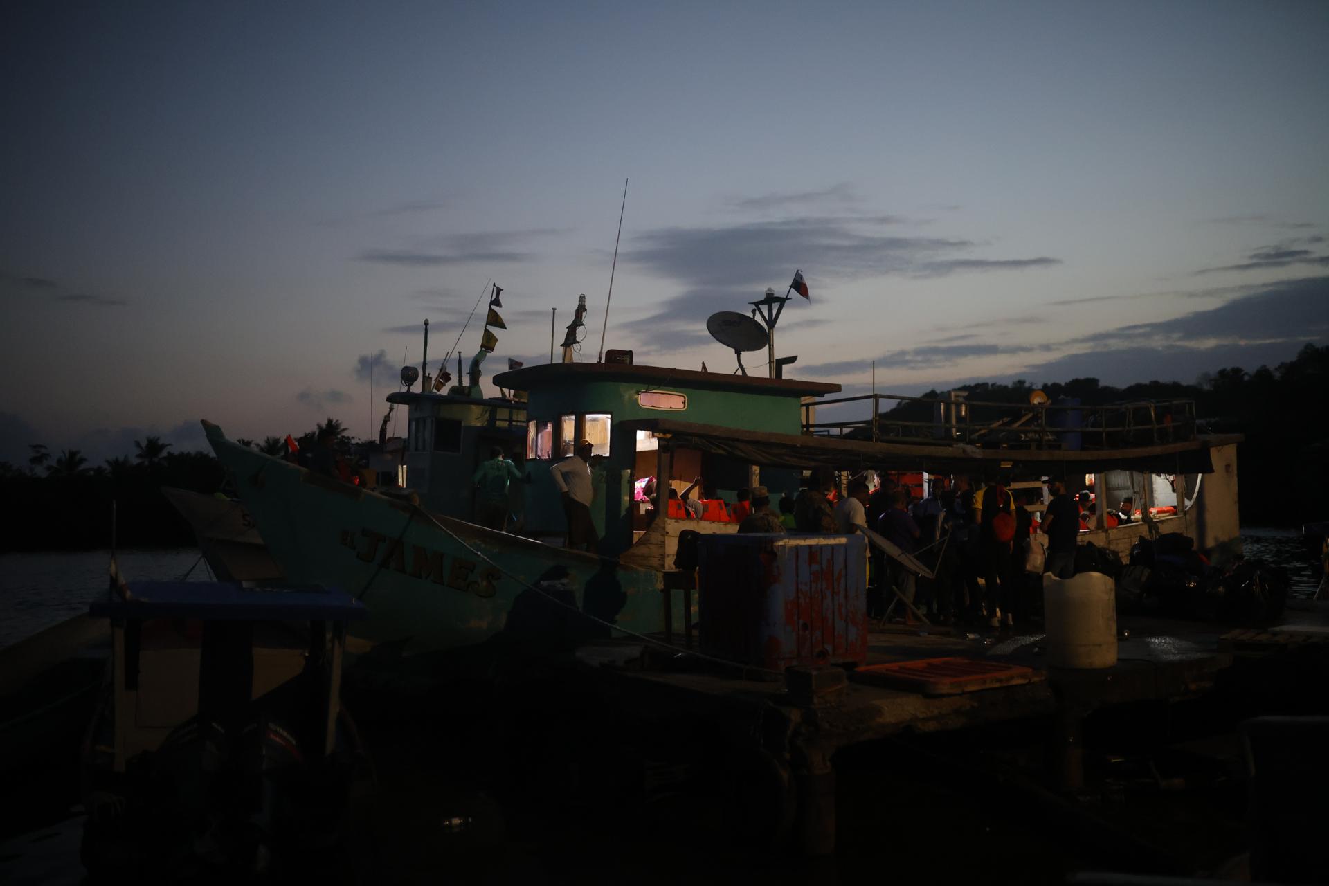 Al menos 180 migrantes tomarán un barco en Panamá en su viaje de retorno hacia Suramérica