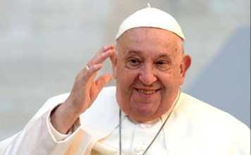 El papa Francisco, estable, da las gracias a los médicos tras una «leve mejoría»