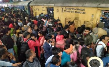 Al menos 18 muertos en una estampida en una estación de tren en India