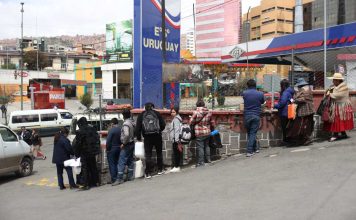 Largas filas por combustible y denuncias de aumento de precios en alimentos en Bolivia