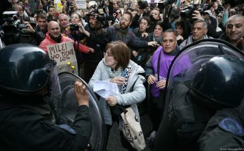 Policía argentina reprime protesta de jubilados frente al Congreso en Buenos Aires