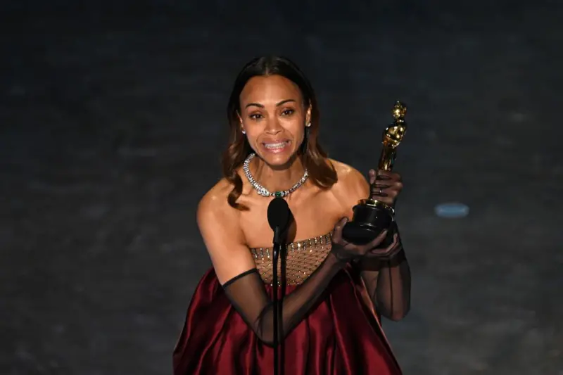 Zoe Saldaña recibe el premio a Mejor Actriz de Reparto en los Oscar 2025.