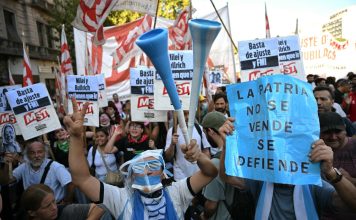 Nueva marcha de jubilados desafía al gobierno de Argentina