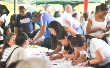 Venezolanos recogen firmas para apoyar a los deportados a El Salvador