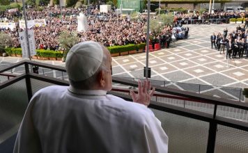 “Es un milagro”, dicen fieles en la plaza San Pedro del Vaticano por reaparición del papa