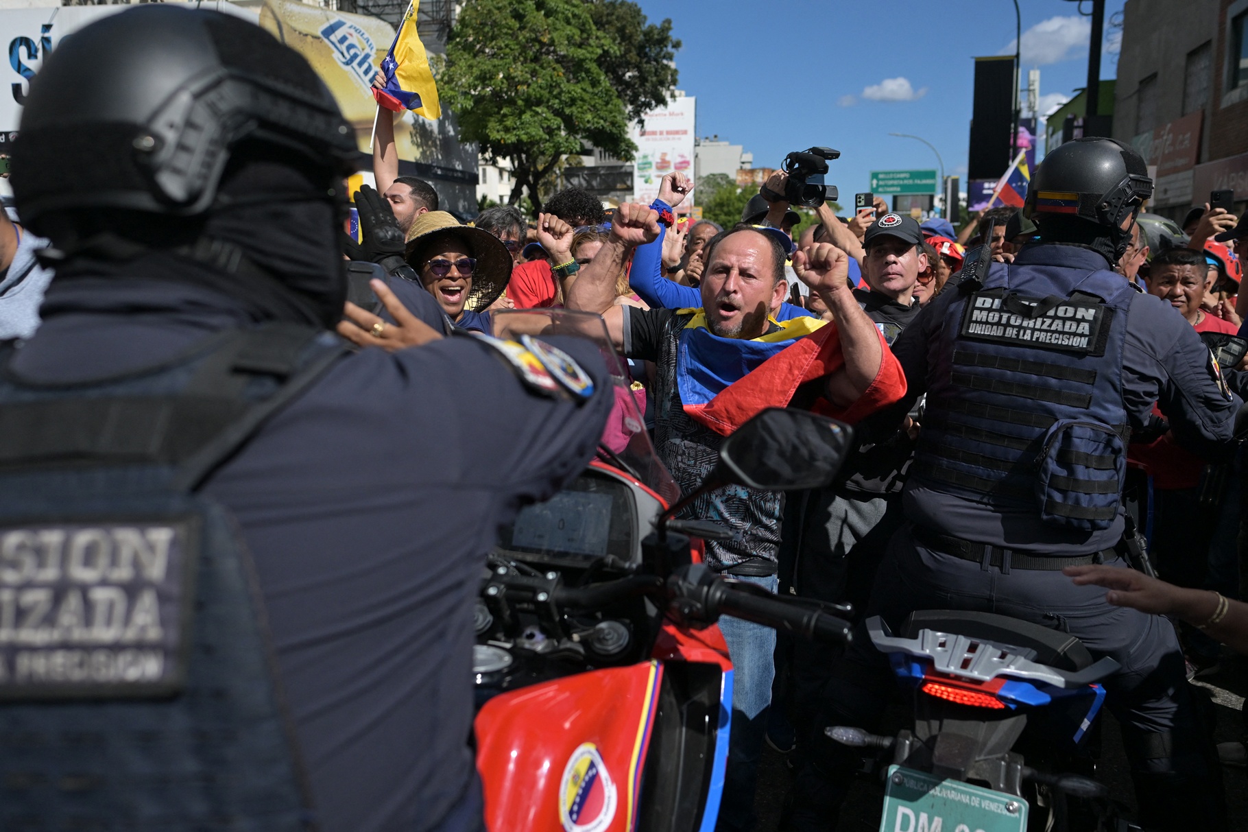 En una nueva encrucijada está la oposición democrática frente a la convocatoria a las elecciones generales para el próximo 25 de mayo.