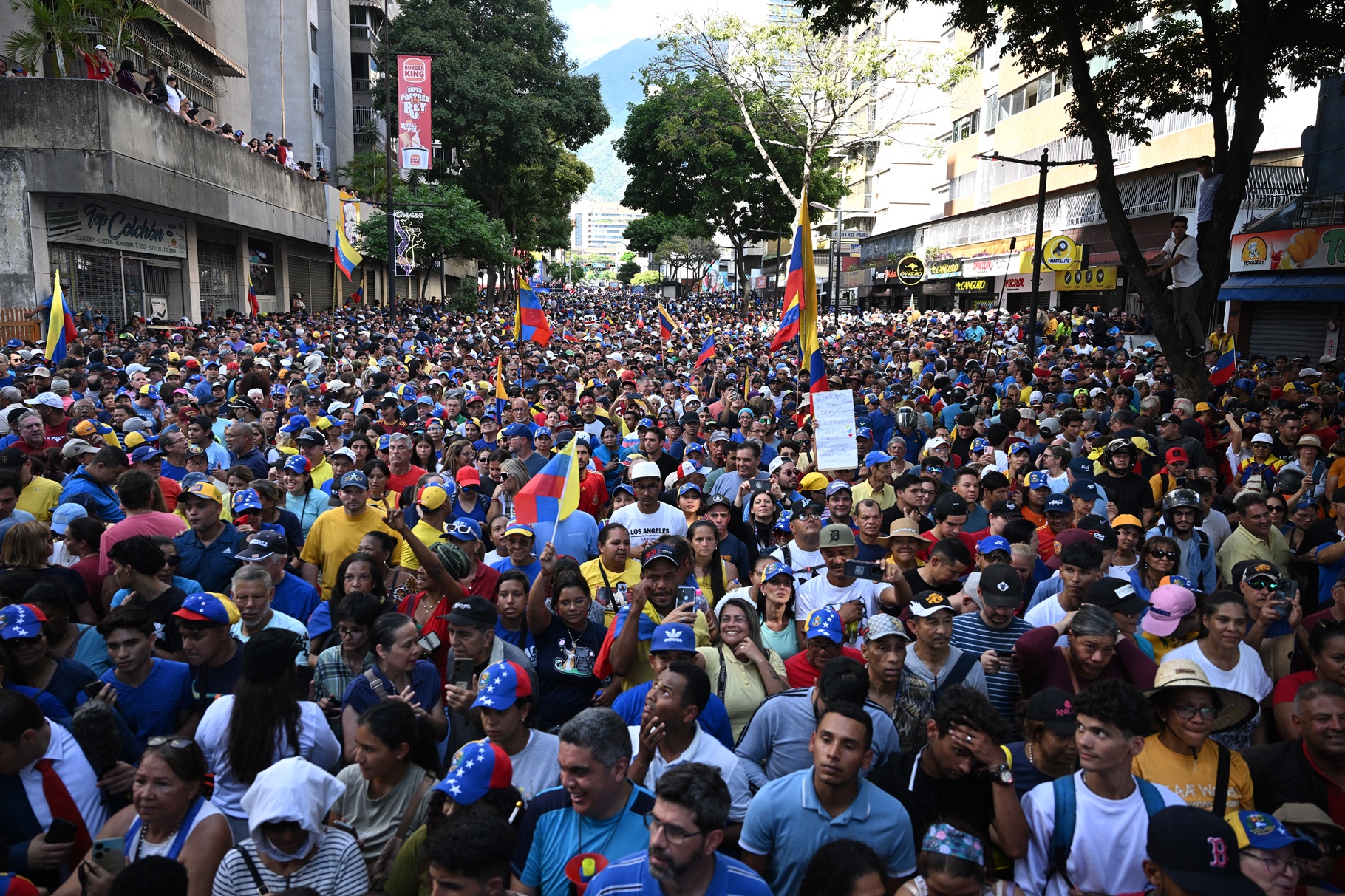 En una nueva encrucijada está la oposición democrática frente a la convocatoria a las elecciones generales para el próximo 25 de mayo.