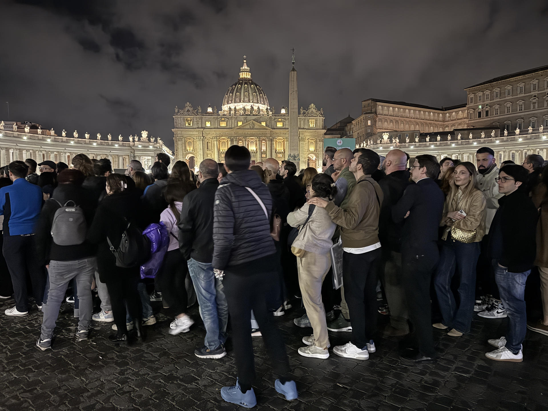 La fila con miles de personas para despedir a Francisco supera la medianoche en Roma