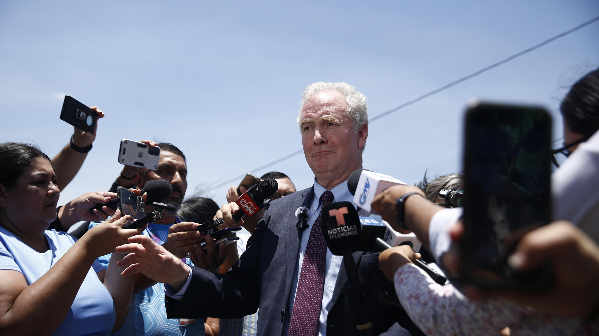Senador estadounidense Chris Van Hollen llega a El Salvador para abogar por Kilmar Ábrego