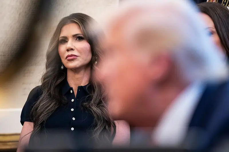 Kristi Noem es la encargada de aplicar la restrictiva política migratoria de Trump. Getty Images