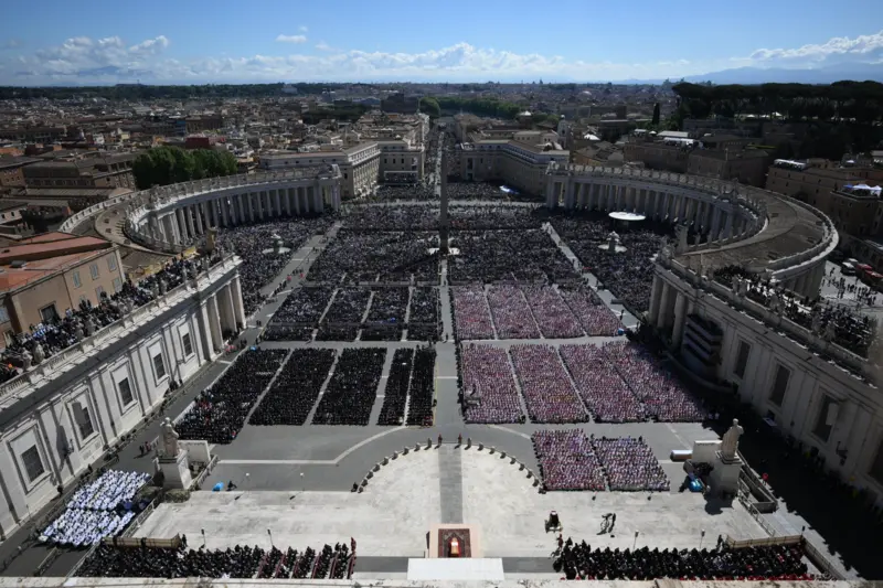 Más de 250.000 fieles siguieron el funeral desde la plaza de San Pedro y sus alrededores, que se sumaron a las 150.000 personas que despidieron al papa Francisco en el recorrido por Roma hasta la basílica de Santa María la Mayor. EPA