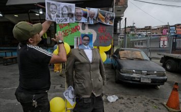 Muñeco de Bukele y Trump arde en la Quema de Judas venezolana Muñeco de Bukele y Trump arde en la Quema de Judas venezolana