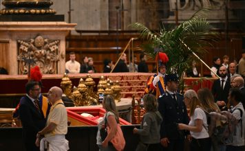 Emoción y respeto entre los fieles para despedir al papa Francisco en el Vaticano