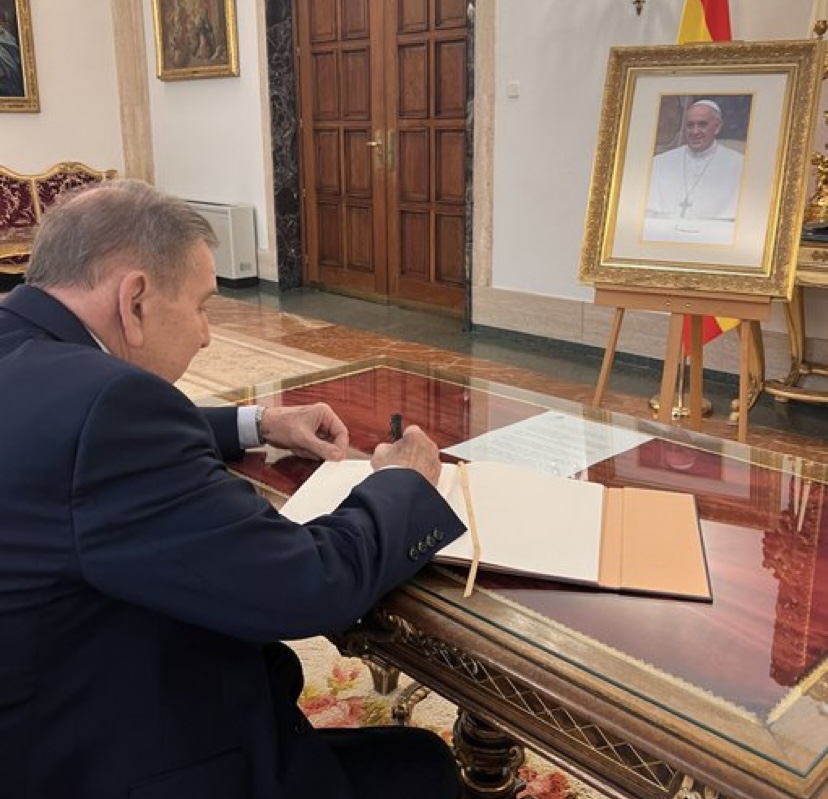 Edmundo González Urrutia firmó el libro de condolencias por la muerte del papa