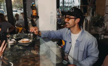 Joe Jonas visita una panadería venezolana en Miami y regala pasteles a sus fans