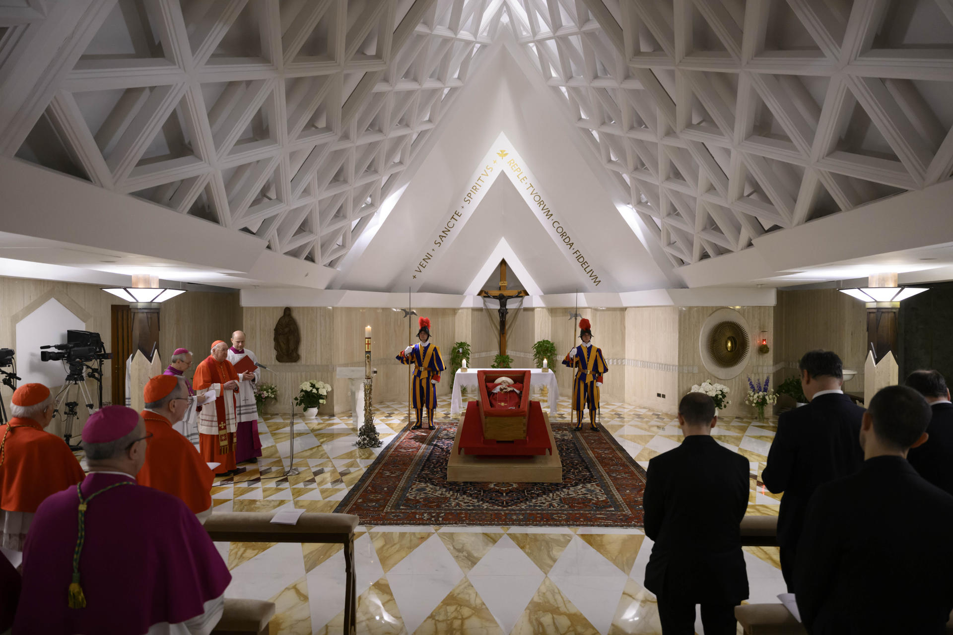 Difunden las primeras imágenes del papa Francisco en el féretro