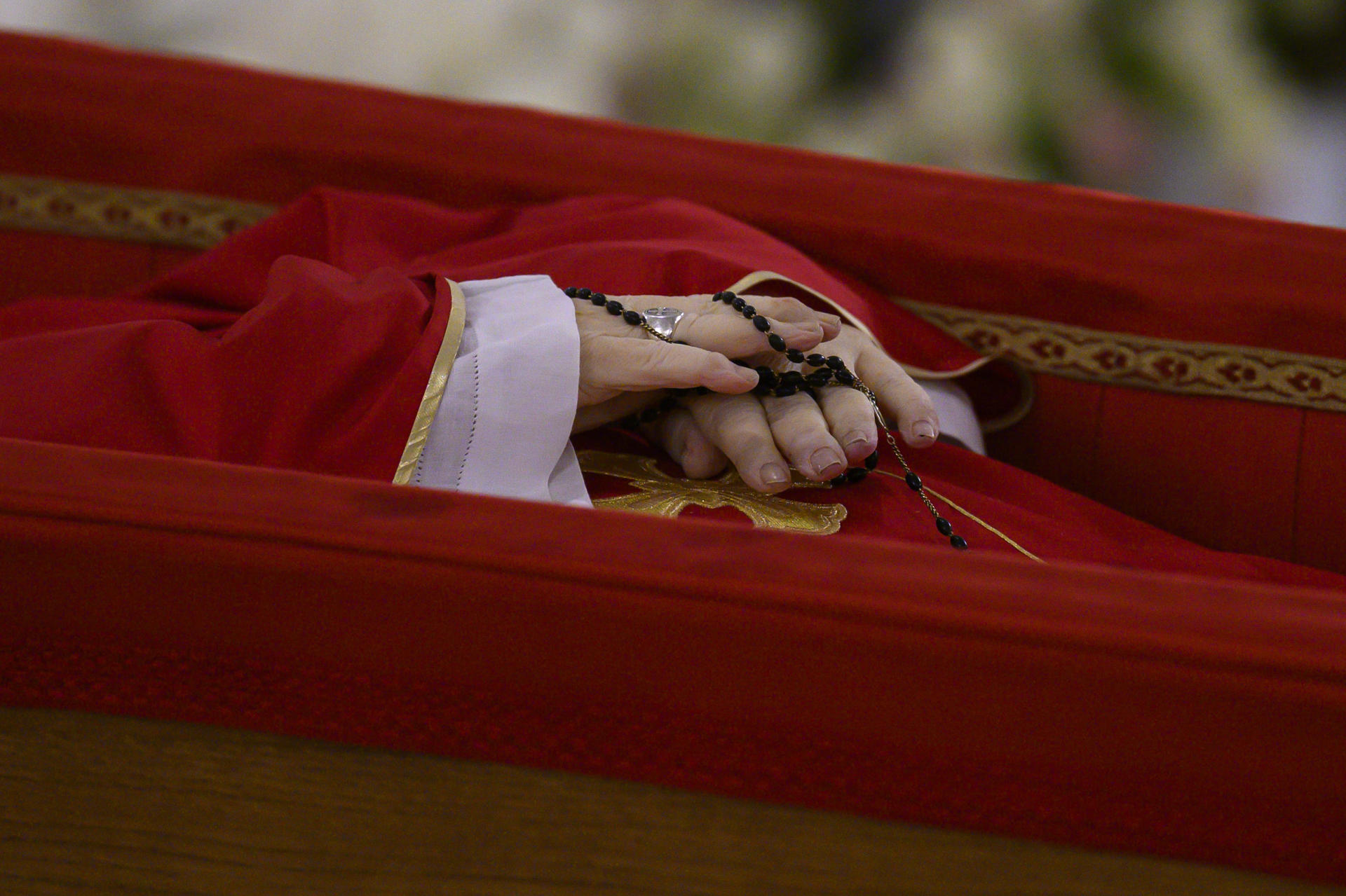Difunden las primeras imágenes del papa Francisco en el féretro