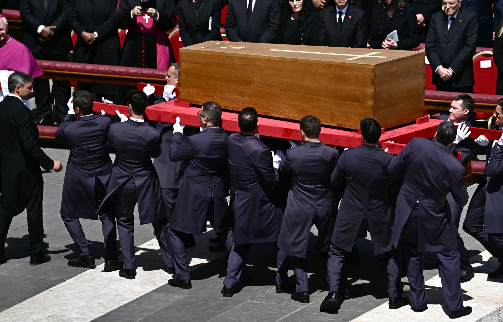 Papa Francisco fue despedido por miles de personas este 26 de abril. AFP 