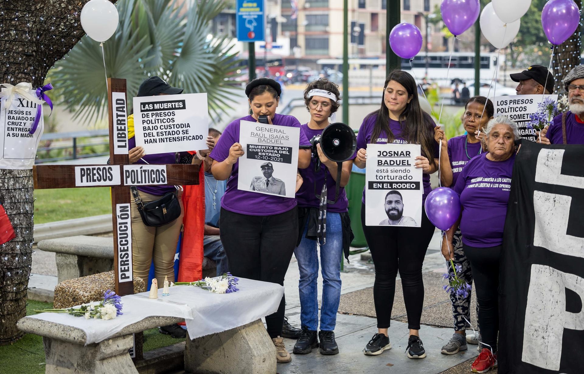 Fotografía del 14 de abril del 2025 de un grupo de familiares de presos políticos en una manifestación en Caracas. Foto: EFE/ Miguel Gutiérrez