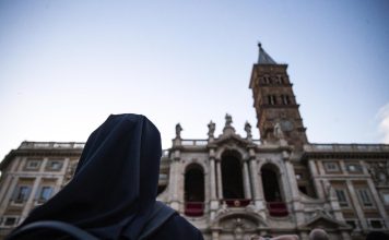 La muerte del Papa dispara los precios de vuelos y hoteles en Roma